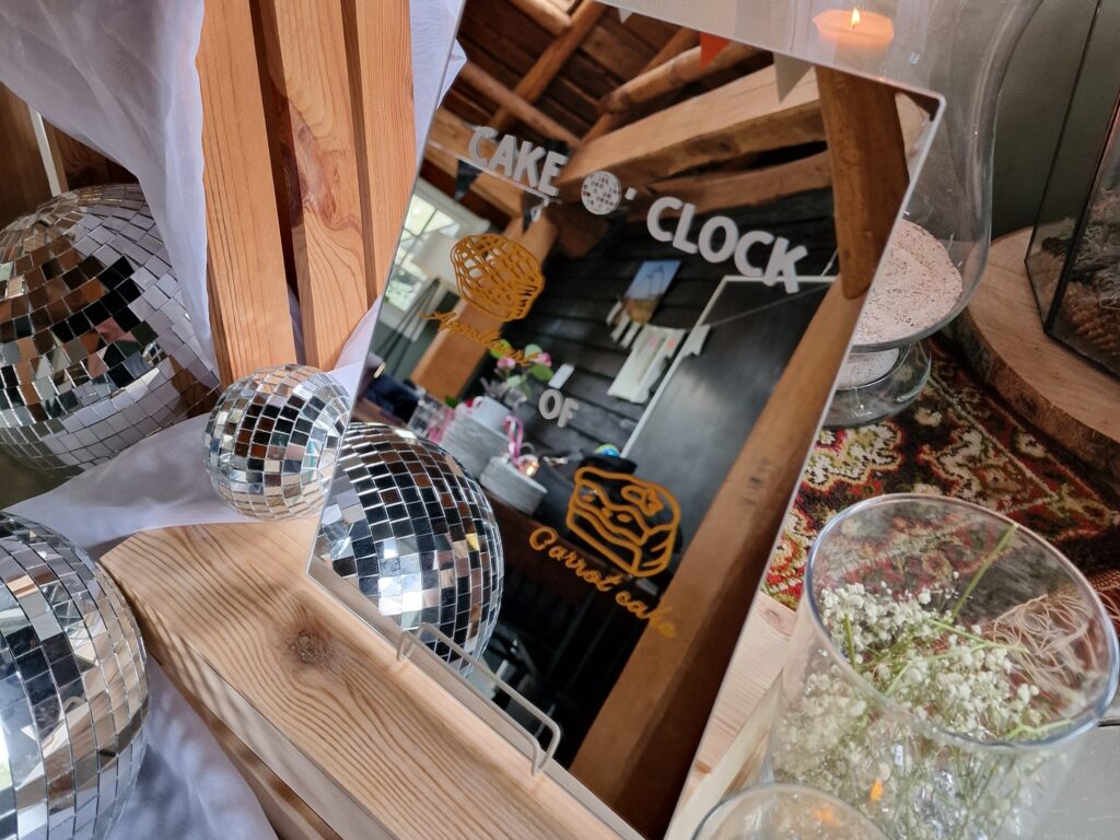 Bestickerde spiegel it's cake-o-clock