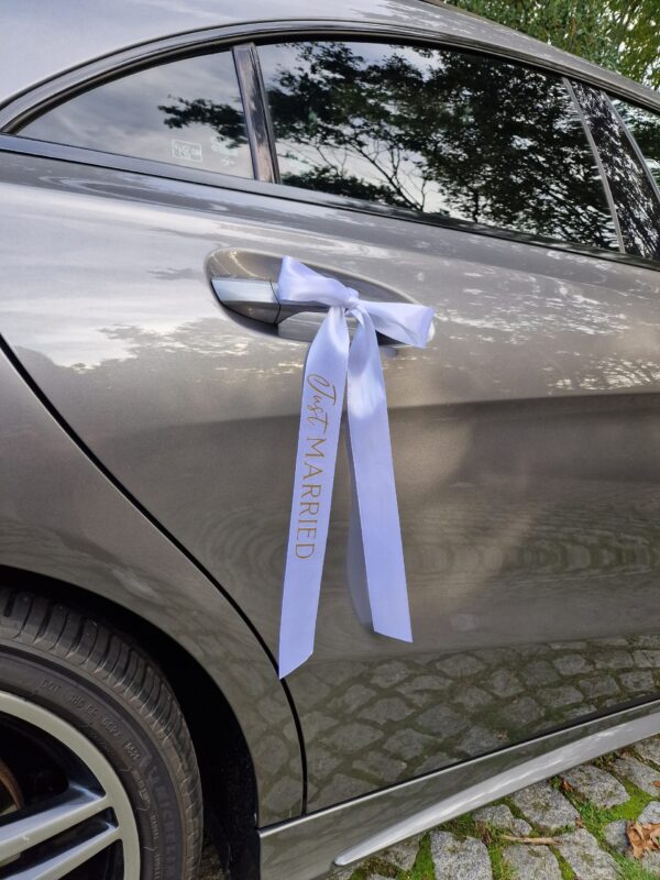 Luxe satijnen strik voor trouwauto, bedrukt met gouden tekst 'Just Married'