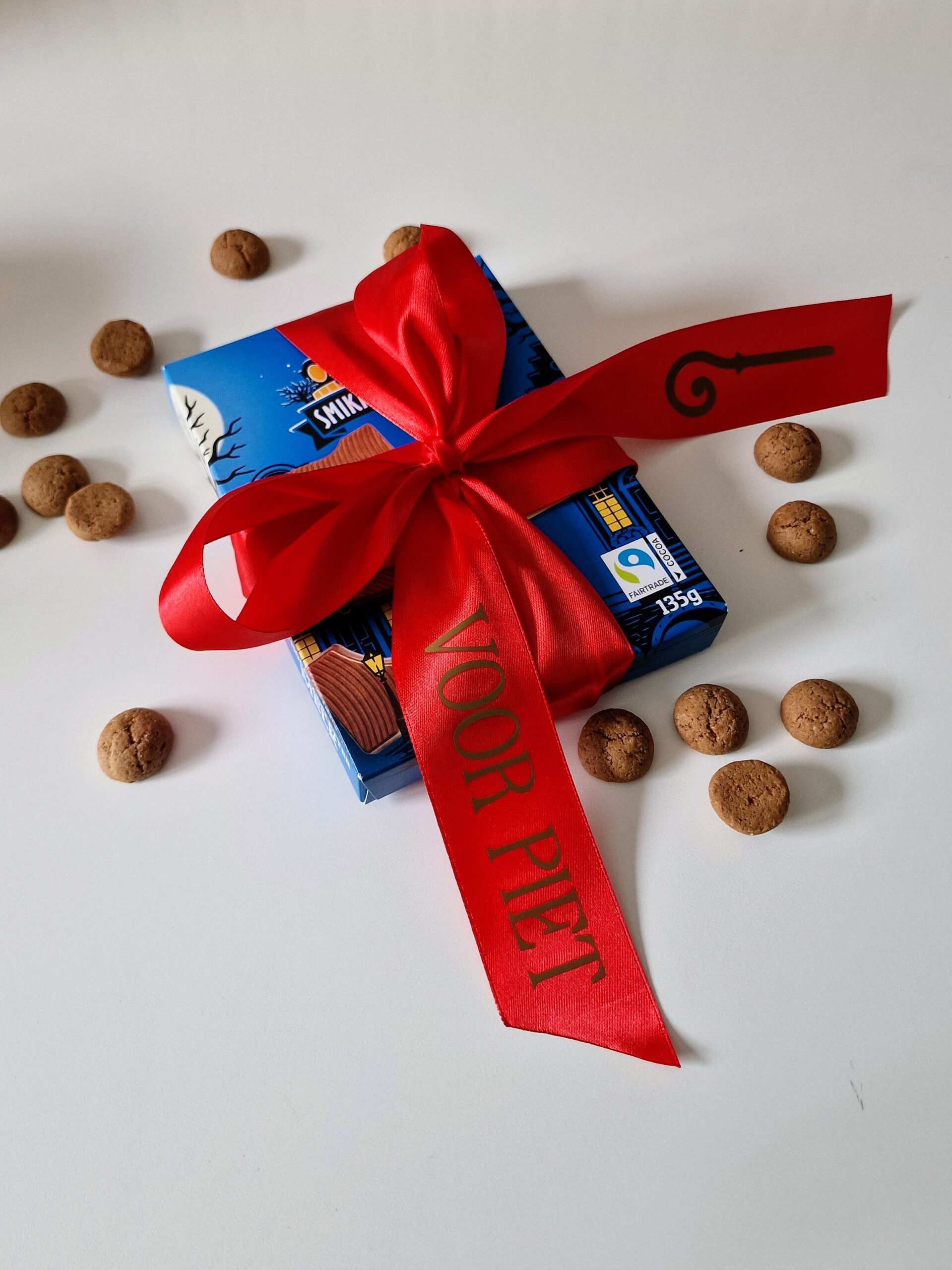 Gepersonaliseerd lint voor chocoladeletter van Atelier Strik