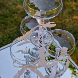 Een toren van champagne glazen versierd met naamlintjes