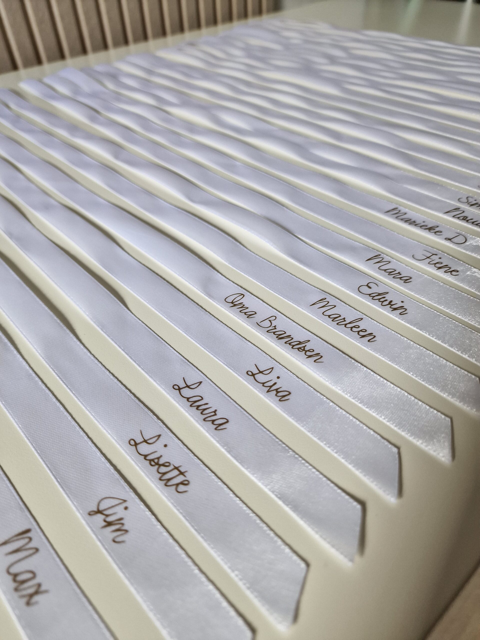 Grote bestelling gepersonaliseerde naamlintjes voor een bruiloft of evenement